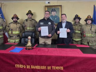 Voluntarios de Bomberos de La Araucanía frente a un cuartel de la región