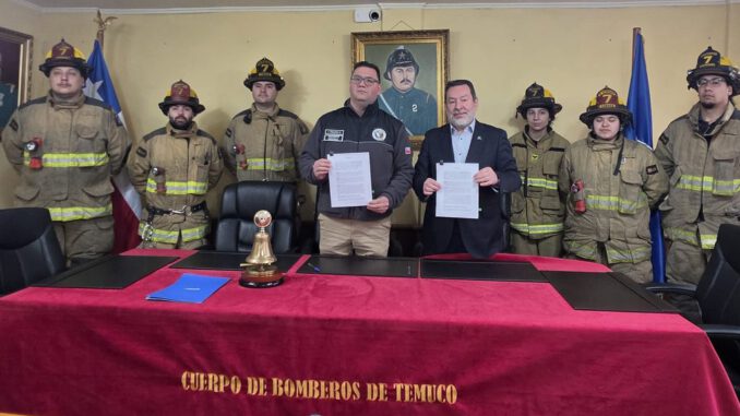 Voluntarios de Bomberos de La Araucanía frente a un cuartel de la región