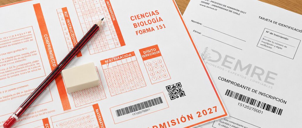 Estudiantes revisando sus resultados de la PAES de Invierno en La Araucanía, con gráficos de mejora de puntajes.