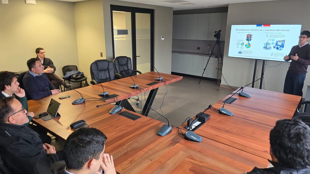 Autoridades presentan proyecto de modernización de semáforos inteligentes en la ciudad de Angol