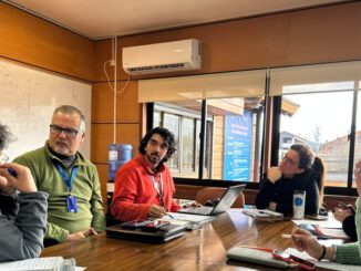 Representantes de agrupaciones animalistas y autoridades municipales de Pucón en mesa de trabajo por el nuevo canil.