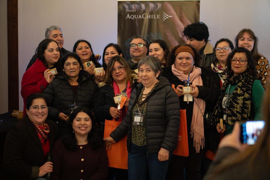 Entrega de certificados a emprendedores locales junto a representantes de AquaChile y Balloon Latam en Curarrehue