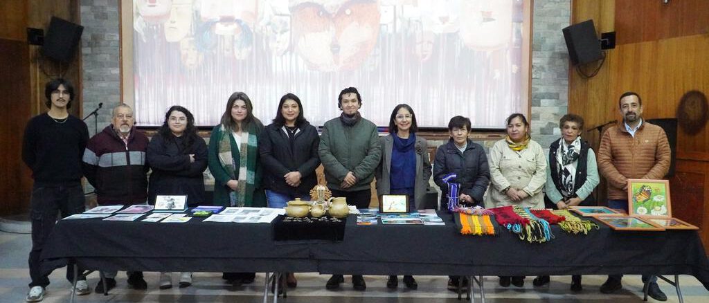 Grupo de artistas locales de Perquenco trabajando en sus obras inspiradas en figuras históricas de la región.