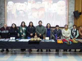 Grupo de artistas locales de Perquenco trabajando en sus obras inspiradas en figuras históricas de la región.