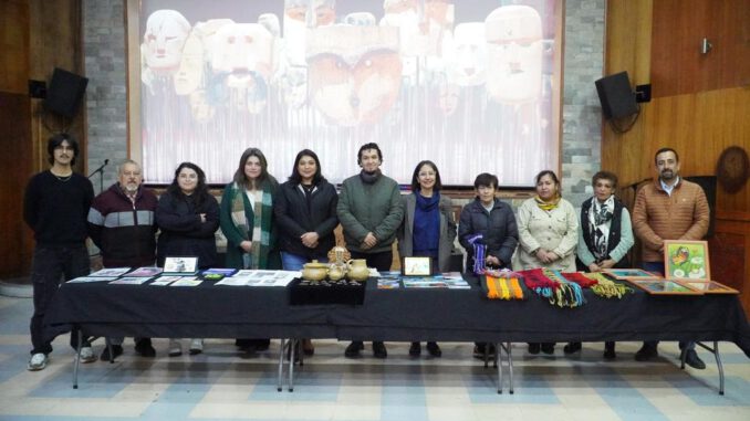 Grupo de artistas locales de Perquenco trabajando en sus obras inspiradas en figuras históricas de la región.