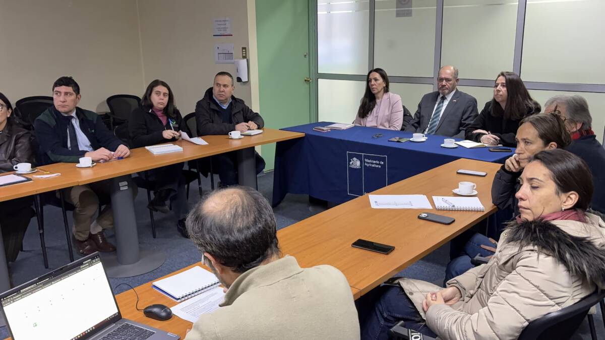 Autoridades regionales revisando medidas preventivas para el sector silvoagropecuario ante el sistema frontal en La Araucanía