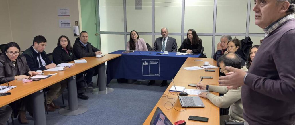 Autoridades regionales revisando medidas preventivas para el sector silvoagropecuario ante el sistema frontal en La Araucanía