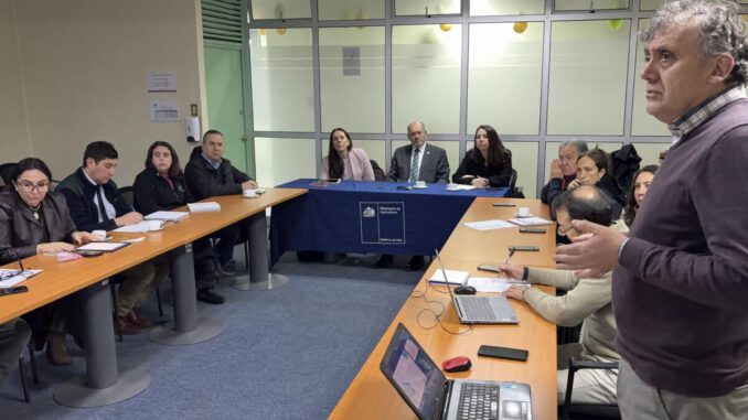 Autoridades regionales revisando medidas preventivas para el sector silvoagropecuario ante el sistema frontal en La Araucanía