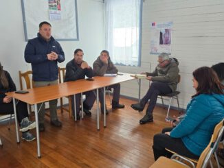 El Seremi de Transportes Rodrigo Lagos y el alcalde Eduardo Yáñez dialogan con vecinos en la localidad de Troyo, Lonquimay.