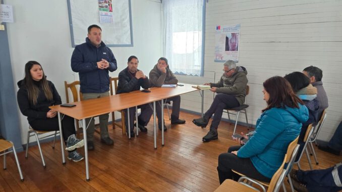 El Seremi de Transportes Rodrigo Lagos y el alcalde Eduardo Yáñez dialogan con vecinos en la localidad de Troyo, Lonquimay.