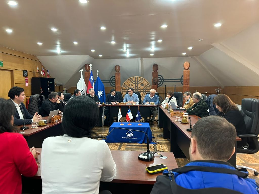 Reunión de autoridades y representantes de comités de vivienda en Pucón para destrabar proyectos habitacionales.