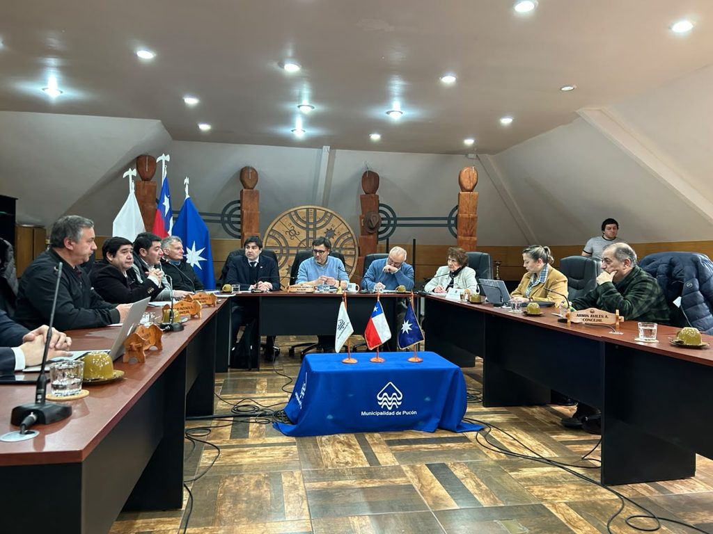 Reunión de autoridades y representantes de comités de vivienda en Pucón para destrabar proyectos habitacionales.