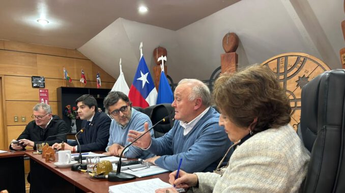 Reunión de autoridades y representantes de comités de vivienda en Pucón para destrabar proyectos habitacionales.