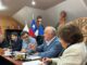 Reunión de autoridades y representantes de comités de vivienda en Pucón para destrabar proyectos habitacionales.