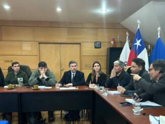 Autoridades y representantes gremiales reunidos en la Municipalidad de Pucón para discutir plan de acción tras emergencias.