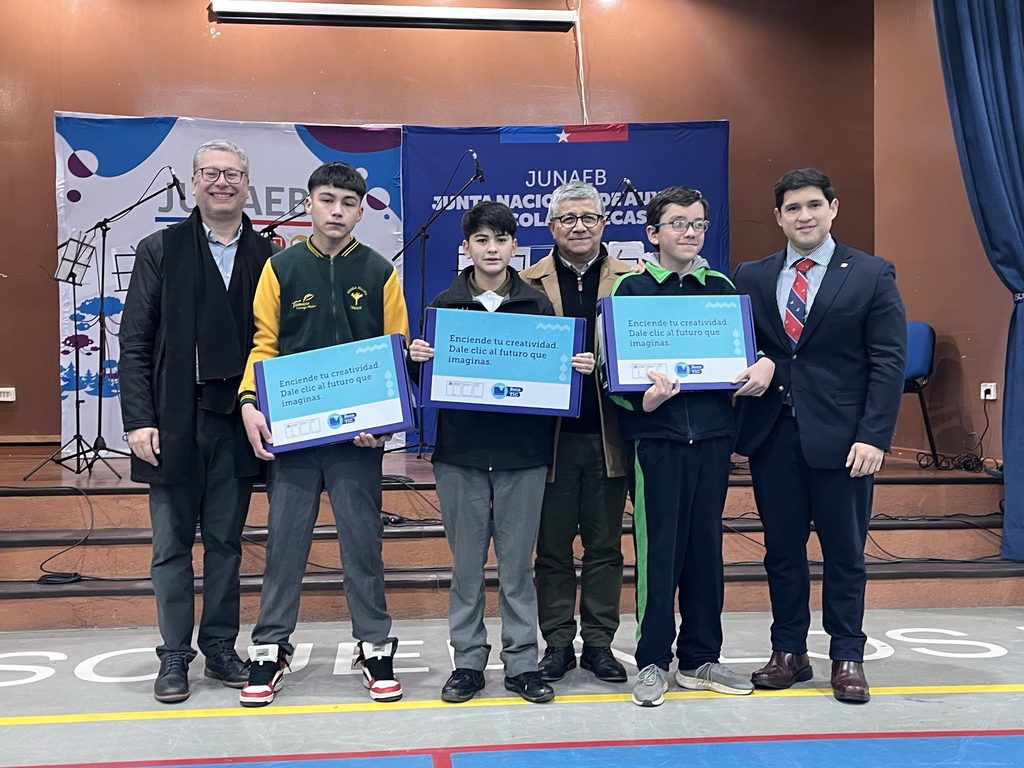 Estudiante recibiendo su computador de la Beca TIC 2026 en ceremonia oficial