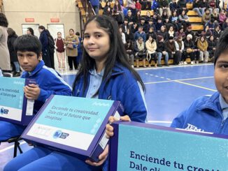 Estudiante recibiendo su computador de la Beca TIC 2026 en ceremonia oficial