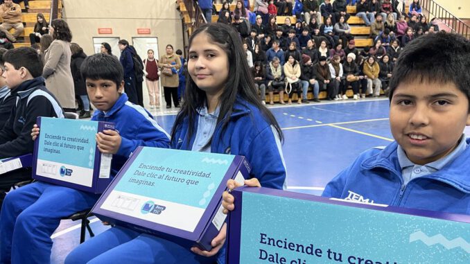 Estudiante recibiendo su computador de la Beca TIC 2026 en ceremonia oficial
