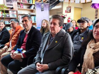 Alcalde de Lumaco Richard Leonelli durante la inauguración de los nuevos libros en la biblioteca municipal