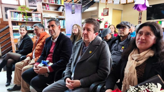 Alcalde de Lumaco Richard Leonelli durante la inauguración de los nuevos libros en la biblioteca municipal