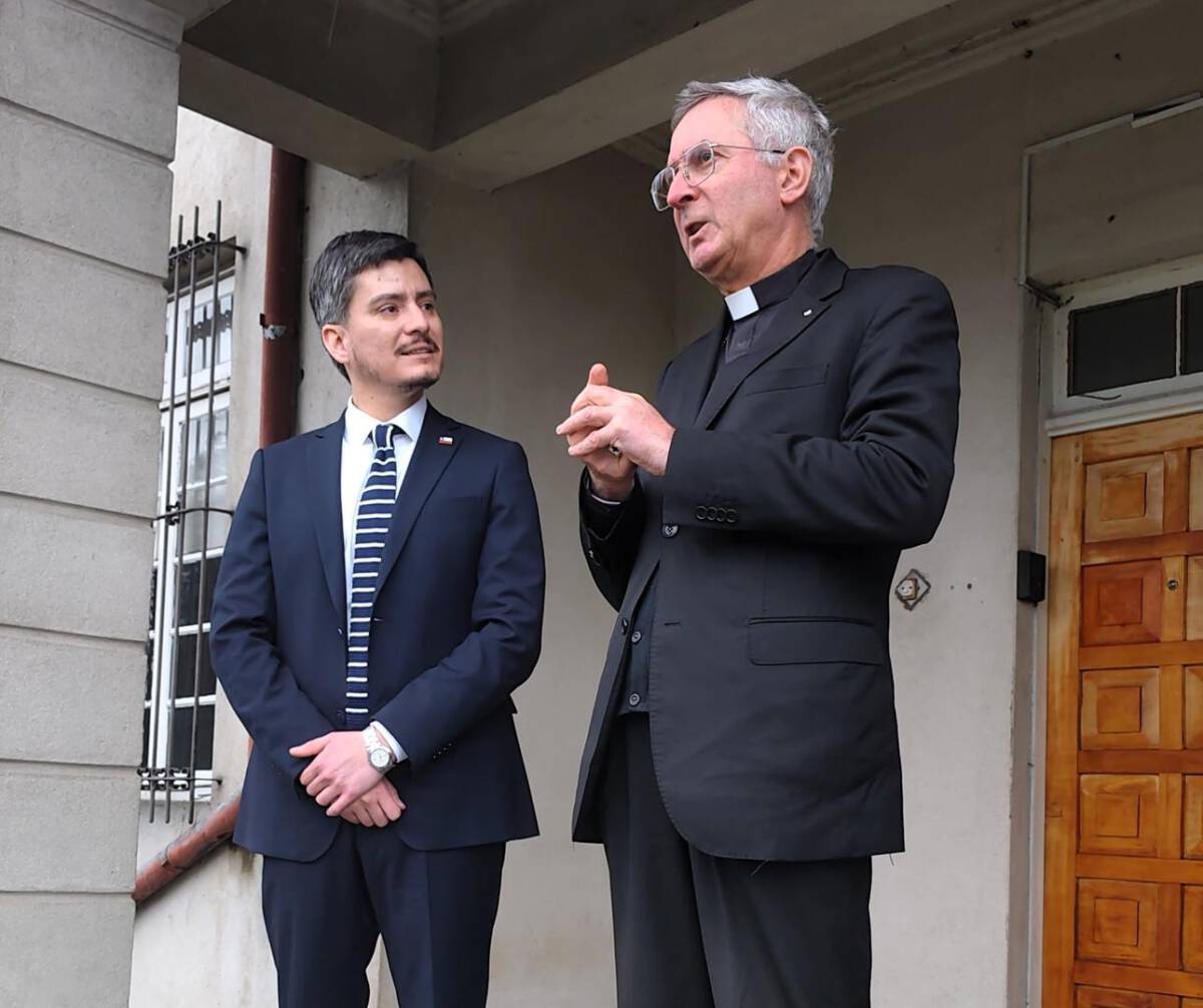 Seremi de Bienes Nacionales junto al Obispo de Villarrica conversando sobre rutas patrimoniales