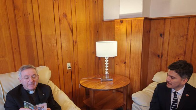 Seremi de Bienes Nacionales junto al Obispo de Villarrica conversando sobre rutas patrimoniales
