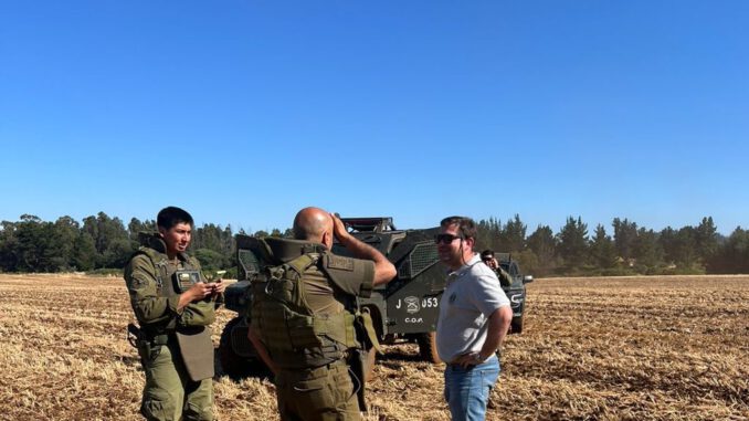 Agricultores en predio rural de La Araucanía analizando impacto de inseguridad