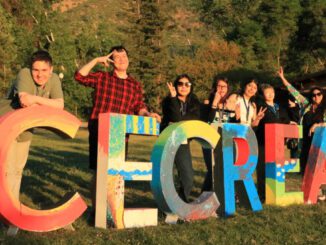Niños y jóvenes participando en actividades creativas y educativas en Cecrea Temuco