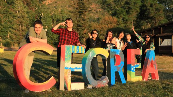 Niños y jóvenes participando en actividades creativas y educativas en Cecrea Temuco