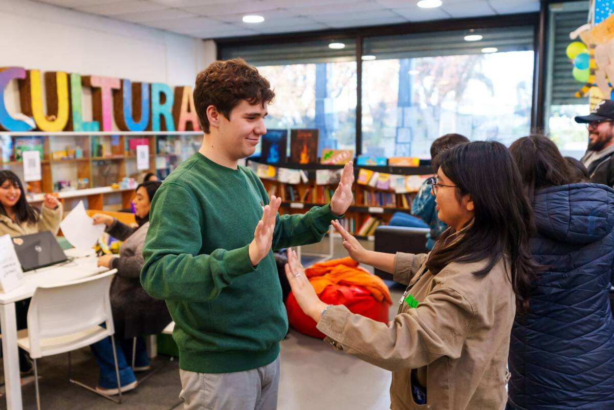Niños y jóvenes participando en actividades creativas y educativas en Cecrea Temuco