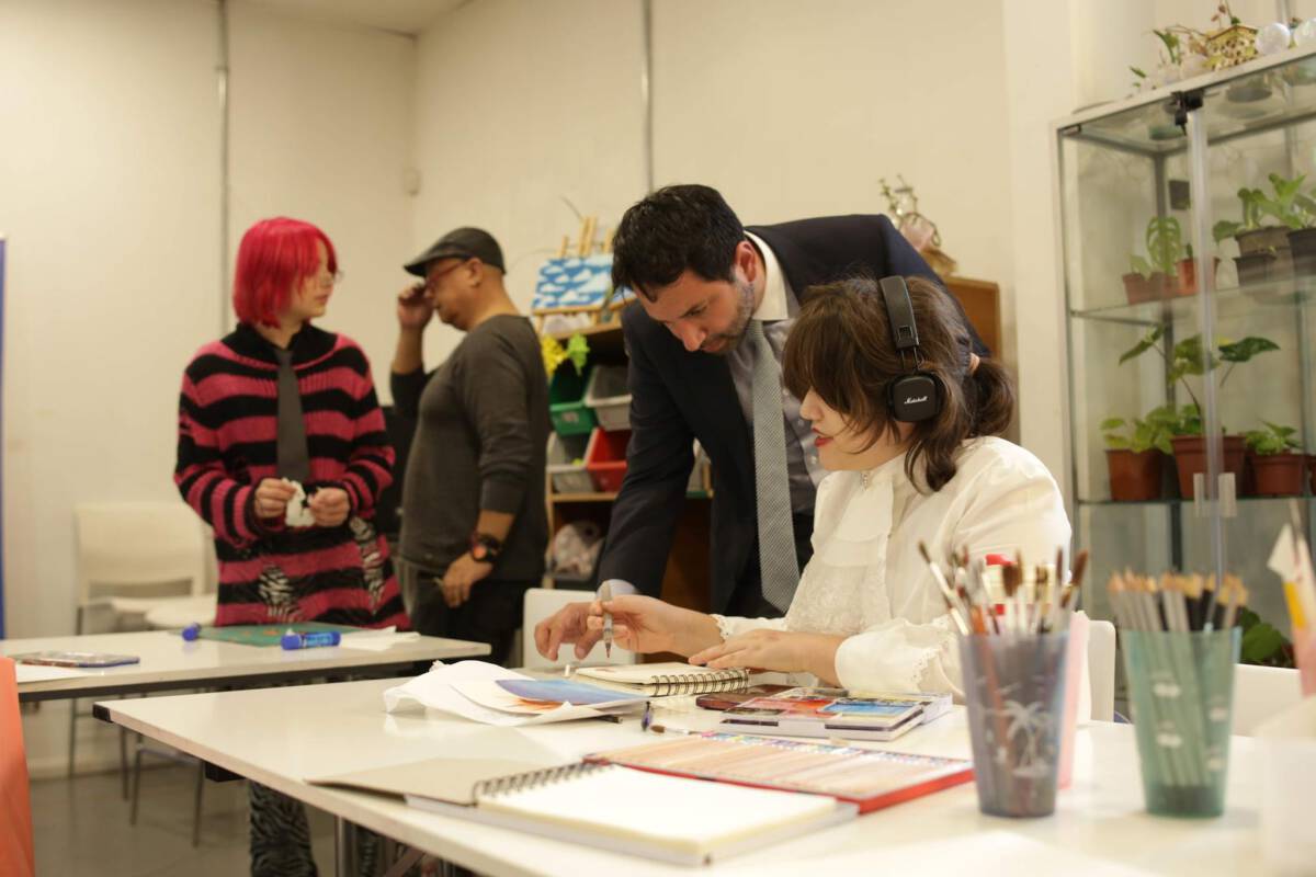 Niños y jóvenes participando en actividades creativas y educativas en Cecrea Temuco