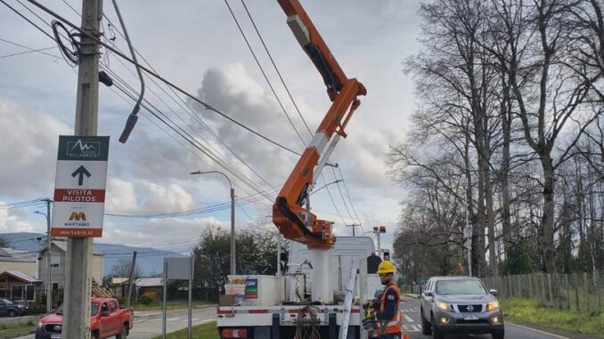 Brigadas de CGE trabajando en terreno para reparar cables eléctricos dañados durante el temporal