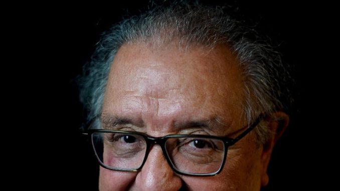 Personas mayores participando activamente en la sociedad chilena bajo la nueva ley de protección