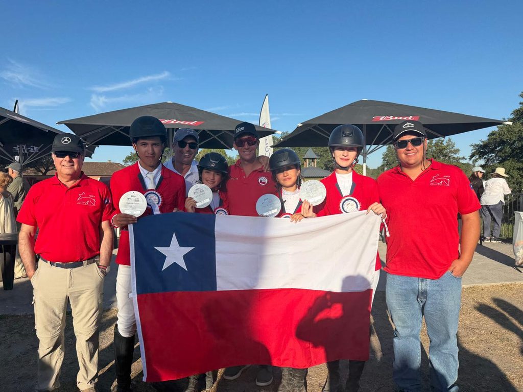 Esteban Hernández y el equipo chileno de equitación celebrando su subcampeonato mundial