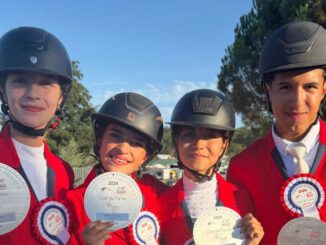 Esteban Hernández y el equipo chileno de equitación celebrando su subcampeonato mundial