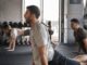 Deportista realizando ejercicios de calentamiento en un gimnasio durante los meses de invierno