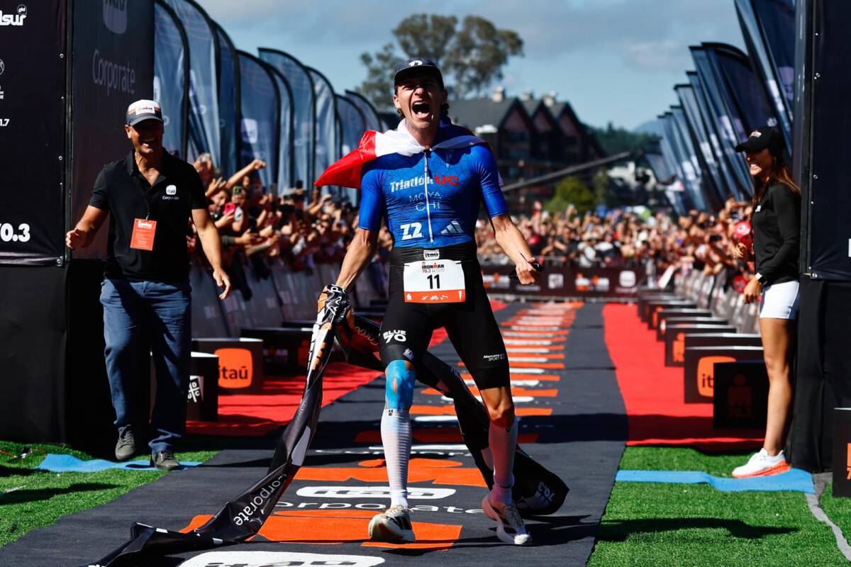 Triatletas compitiendo en el Ironman 70.3 de Pucón con el volcán Villarrica al fondo