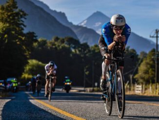 Triatletas compitiendo en el Ironman 70.3 de Pucón con el volcán Villarrica al fondo