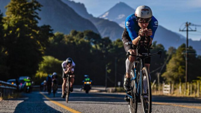 Triatletas compitiendo en el Ironman 70.3 de Pucón con el volcán Villarrica al fondo