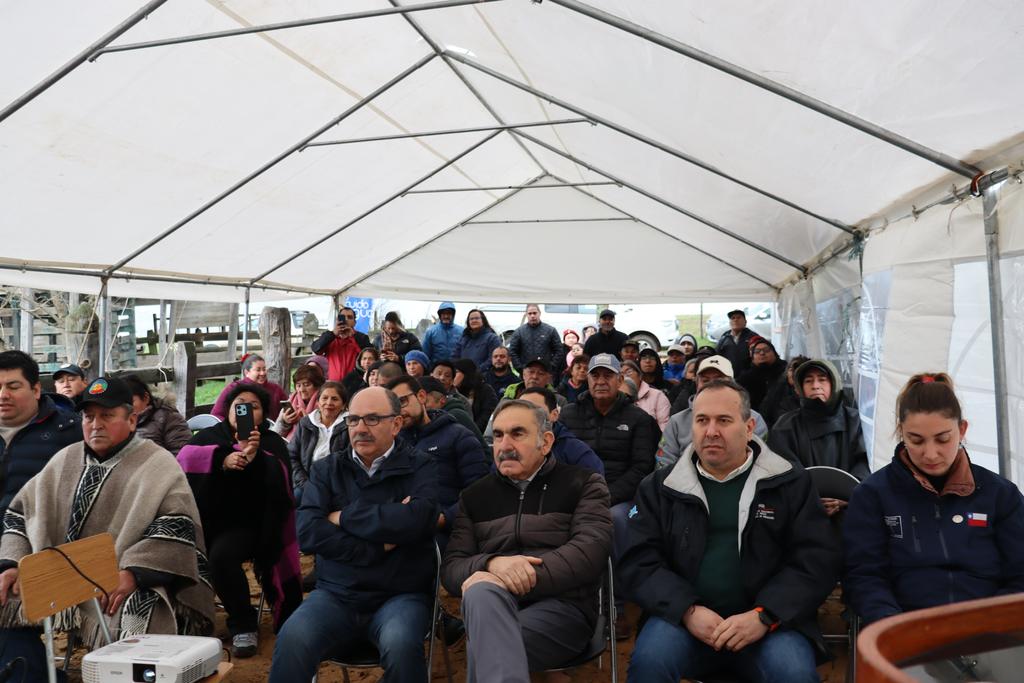 Autoridades y miembros de la comunidad Manuel Quilapi en la ceremonia de inicio de obra hídrica con paneles solares