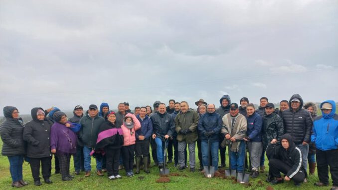Autoridades y miembros de la comunidad Manuel Quilapi en la ceremonia de inicio de obra hídrica con paneles solares