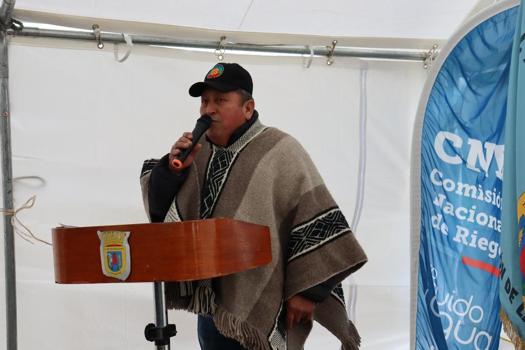 Autoridades y miembros de la comunidad Manuel Quilapi en la ceremonia de inicio de obra hídrica con paneles solares