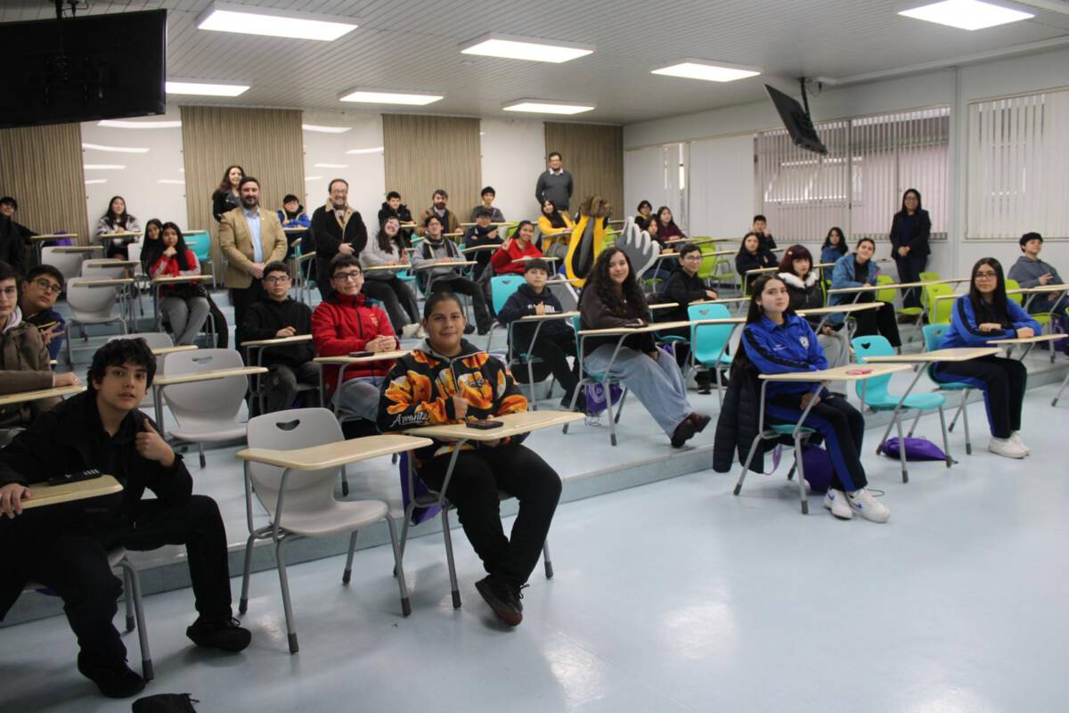 Estudiantes participando en las Olimpiadas Regionales de Ciencias Naturales en la Universidad de La Frontera