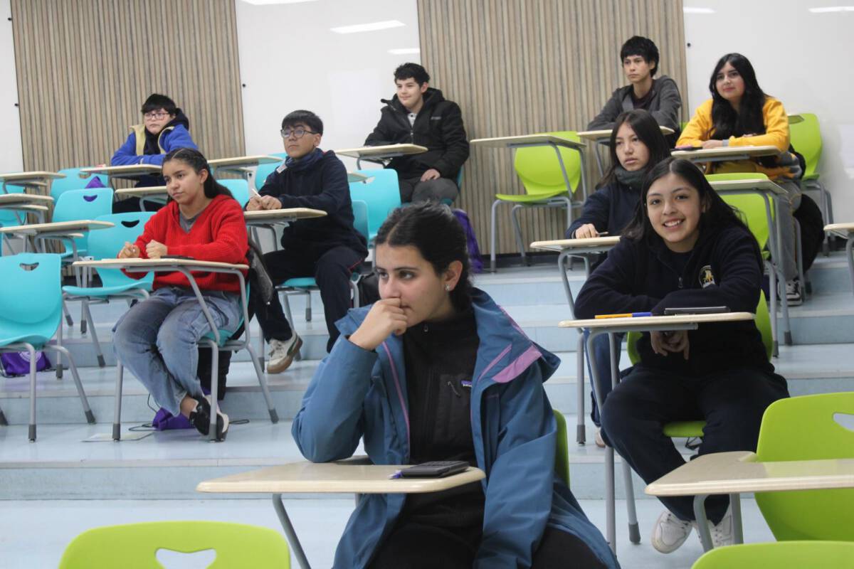 Estudiantes participando en las Olimpiadas Regionales de Ciencias Naturales en la Universidad de La Frontera
