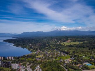 Vista panorámica del Lago Villarrica bajo un cielo despejado en la región de La Araucanía