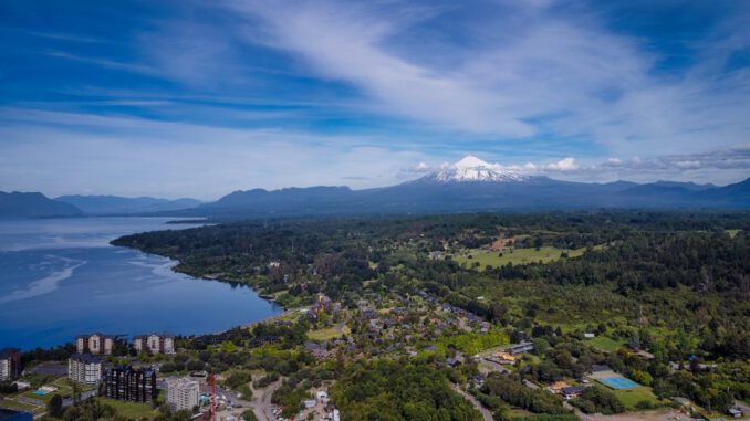 Vista panorámica del Lago Villarrica bajo un cielo despejado en la región de La Araucanía