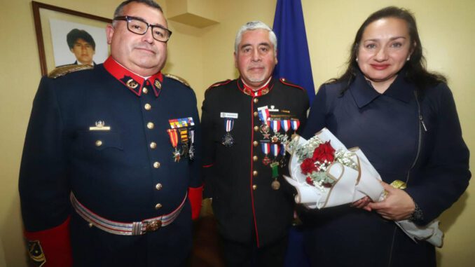 Voluntarios de la Décima Compañía de Bomberos de Temuco durante la celebración de su 29º aniversario en Labranza.