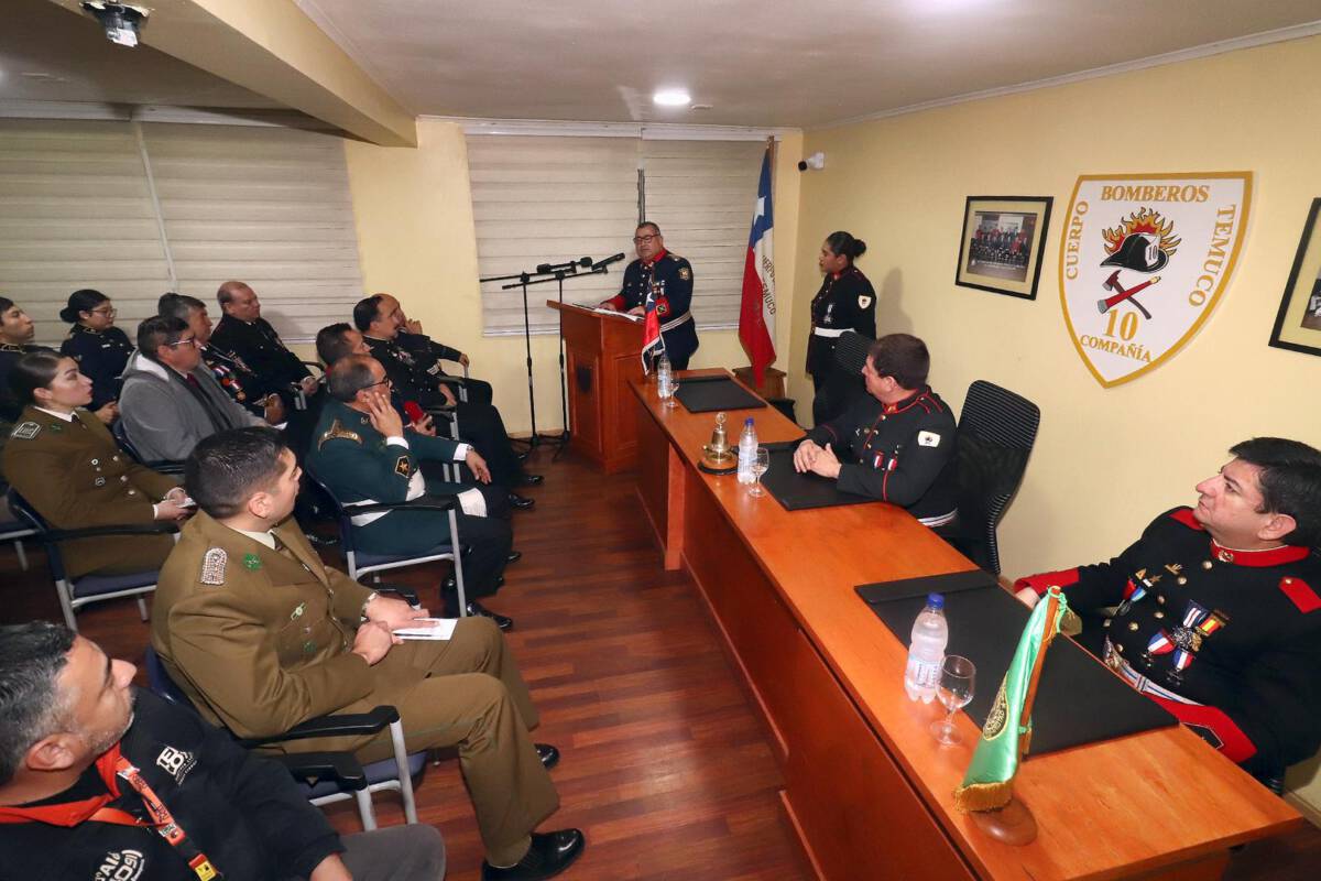 Voluntarios de la Décima Compañía de Bomberos de Temuco durante la celebración de su 29º aniversario en Labranza.