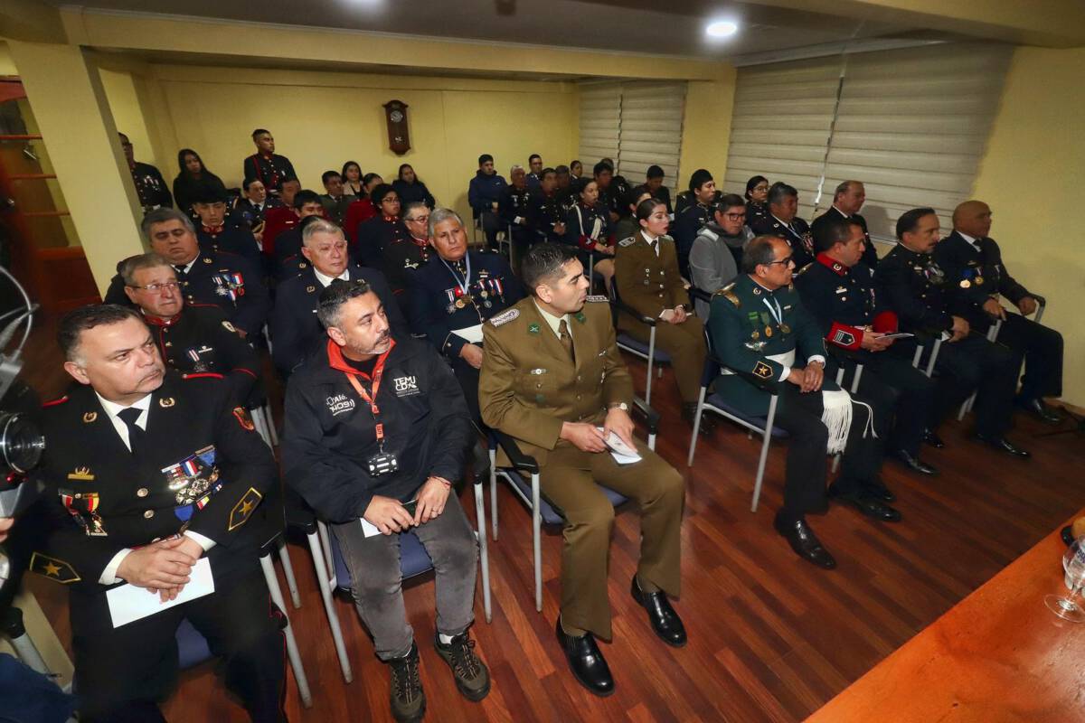 Voluntarios de la Décima Compañía de Bomberos de Temuco durante la celebración de su 29º aniversario en Labranza.
