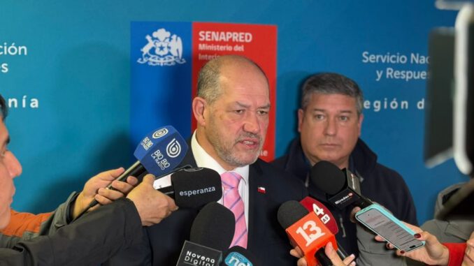 Personal de emergencia trabajando en zona afectada por inundaciones en La Araucanía